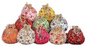 กระเป๋าปอทลีงานแฮนด์เมด ปักลายดอกไม้สีทอง ประดับมุก - Product Image 2
