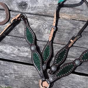 Ensemble de têtière et de peitorale en cuir western de haute qualité avec de magnifiques conchos et strass - Product Image 3