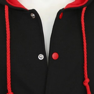 Blouson universitaire à capuche noir et rouge pour homme en coton molletonné avec boutons-pression, style Letterman, streetwear, vêtement d'extérieur, fournisseur OEM - Product Image 3