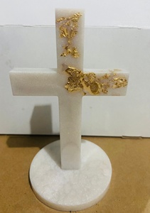 Colgante de Cruz de Resina Cristalina Hecho a Mano con Letras Doradas, Diseño Personalizado, Regalo Religioso de Boda para Coleccionistas - Product Image 3