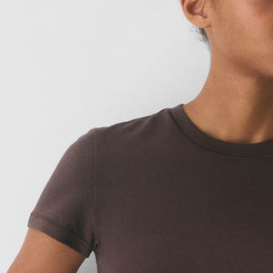 T-shirt col rond pour femme en tissu doux et respirant, haut décontracté basique d'été, style minimaliste élégant, design court / logo, vente en gros - Product Image 3