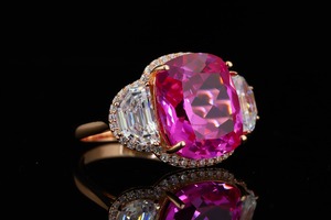 Bague de cocktail de luxe pour femme plaquée or rose 18 carats avec moissanite rose taille coussin et pierres latérales taille émeraude serties pavé - Product Image 3