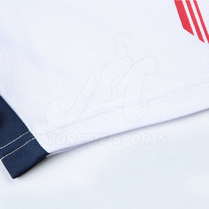 Tenue de football de qualité professionnelle comprenant un maillot et un short en matériau respirant et léger, en vente - Product Image 5