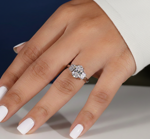 แหวนเพชรทรงรีและครึ่งวงกลม 2.60 กะรัต เพาะเลี้ยงในห้องปฏิบัติการ ระดับความสะอาด VVS2 สี F รับรองโดย IGI ทองคำขาว แหวนหมั้นสามเม็ด ขายส่ง - Product Image 6