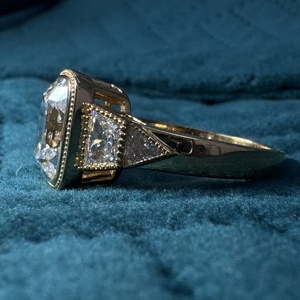 Anillo de Compromiso de Oro Amarillo de 18K con 5.74CT de Diamantes en Total, Anillo de Lujo con Diamante Cultivado en Laboratorio de Corte Cojín de 4.50CT - Product Image 3