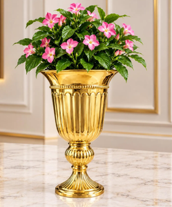 Pot de fleurs en métal doré avec design cannelé et base sur piédestal pour décoration intérieure, vase à fleurs en métal cannelé sur piédestal, objet décoratif de luxe - Product Image 1