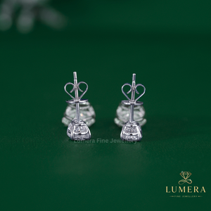 Pendientes de diamantes cultivados en laboratorio, ovalados y en forma de pera, certificados por IGI, con un diamante redondo central minimalista y diamantes en forma de pera. - Product Image 4