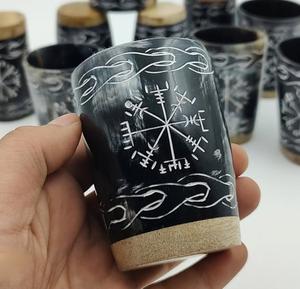 Jarra de cerveza de cuerno natural más vendida con diseño grabado personalizado para beber cerveza o vino, estilo vikingo, al mejor precio. - Product Image 1