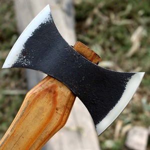 Hache double tranchant en acier carbone noir, fabriquée à la main, avec manche en bois naturel et poignée enveloppée de noir, pour le camping et le bushcraft en extérieur - Product Image 4