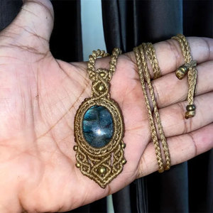 . Collier en macramé fait main avec pendentif en labradorite bleue, pierre précieuse naturelle, cordon marron, bijoux artisanaux bohèmes, cadeau - Product Image 2