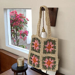Complétez vos tenues bohèmes avec ce sac en fil naturel saisissant, orné de crochet floral traditionnel et doté de bretelles robustes. - Product Image 4