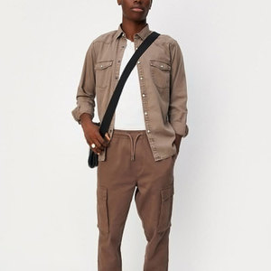 Chemise en jean marron pour homme, manches longues, couleur unie, col boutonné, style décontracté avec poches, coupe classique - Product Image 1