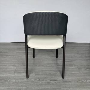 Chaises de salle à manger minimalistes en cuir PU/PVC avec pied en bois pour la conception de la maison ou de l'appartement Chaise de salle à manger à usage général - Product Image 6