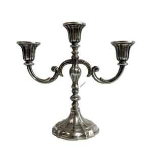 Bougeoir de style vintage, candélabres en métal fabriqués à la main, accessoires de décoration intérieure de table en métal durable, bougeoir à 3 bras - Product Image 1