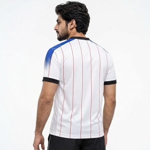 Maillot de football confortable conçu avec un matériau léger, contrôle de l'humidité et coutures durables offrant des performances fiables - Product Image 5