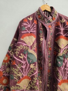 Chaqueta de Terciopelo Rosa Polvoriento con Bordado Floral Botánico Hecho a Mano para Mujer, Estilo Boho Étnico, Abrigo de Diseñador, Exportador Mayorista - Product Image 5