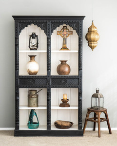 Bibliothèque rustique artisanale en bois sculpté traditionnel avec dessus cintré, 8 étagères et 2 tiroirs, unité de rangement ouverte pour salon - Product Image 2