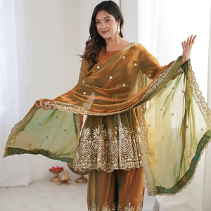 Kurti, Plazzo y Dupatta de Seda Suave Exclusivos con Trabajo Manual, Fabricante de la India a la Tarifa Más Baja - Product Image 1