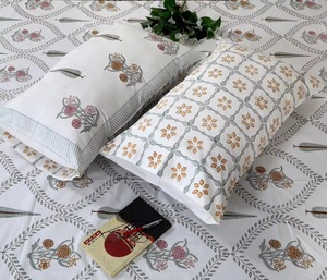 Ensemble de draps en coton imprimé à la main avec motifs végétaux indiens traditionnels, literie bohème florale avec housses de coussin - Product Image 1