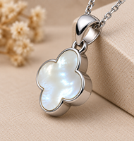 Collier Chrétien Trèfle à Quatre Feuilles avec Pendentif en Nacre, Chaîne en Acier Inoxydable Plaqué Or 18K, Bijou Femme, Cadeau
