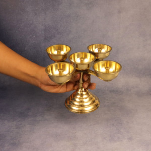 Lámpara de aceite tradicional de latón Pancha Pyali Deepam con soporte para cinco Diyas, hecha a mano, para el hogar, el templo, regalos y decoración. - Product Image 5