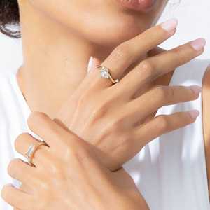 Anillos apilables curvos de oro macizo de 14k con diamante de laboratorio de 1.5 quilates en forma de pera, con engaste de garra decorativo y bandas solitarias onduladas para mujer, al por mayor - Product Image 2