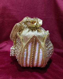 กระเป๋าปอทลีลายดอกบัวสีทอง งานฝีมือประดับเลื่อมวิบวับ ปักดิ้นทอง สำหรับผู้หญิง ใช้ในงานแต่งงาน งานเจ้าสาว กระเป๋าถือสไตล์ชาติพันธุ์สำหรับงานกลางคืน - Product Image 1