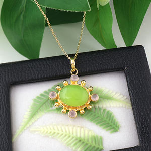 Collier chaîne plaqué or 18 carats de haute qualité avec pendentif en jade préhnite et chalcédoine rose, design perlé, vente en gros de bijoux - Product Image 4