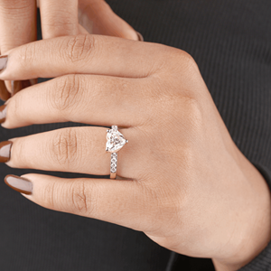 Bague de fiançailles en or 14 carats avec diamant de laboratoire en forme de cœur |   Bague pavée de diamants |   Bijoux fins de luxe - Product Image 1