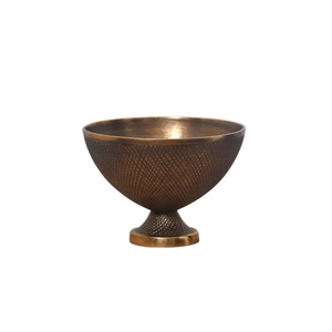 Ensemble de 2 bols à fruits ronds en métal doré, à nervures et cannelures, sur piédestal, pour décoration de table. - Product Image 6