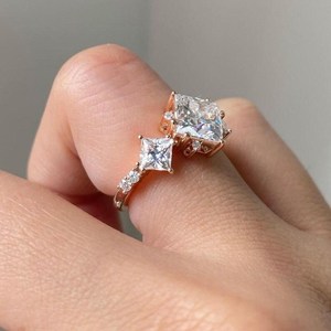 Anillo de tres piedras con diamante CVD de corte princesa de 2.01 quilates, cultivado en laboratorio, oro rosa de 14K, joyería fina cultivada en laboratorio, U And Me para ella. - Product Image 5