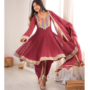 Ensemble Kurti Dhoti en tissu contemporain et texturé avec col brodé et dupatta en dentelle dorée, prêt-à-porter, tenue ethnique pour femme - Product Image 1