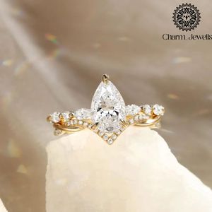 Anillo de Compromiso Charm_Jewells para Mujer con Moissanita Corte Pera, Oro de 18K con Engaste Pavé, Estilo Romántico - Product Image 4