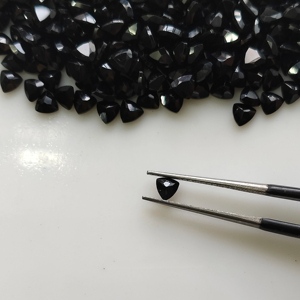 สปิเนลสีดำธรรมชาติ 4 มม. ทรงทริลเลียนคัท คุณภาพดีที่สุด พลอยเม็ดเดี่ยวสำหรับทำเครื่องประดับ ผลิตภัณฑ์จากเรดเมาน์เทน เจมส์ - Product Image 1