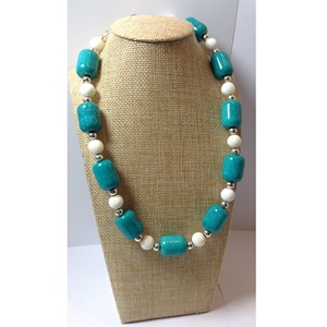 Collar con Colgante de Resina y Cuentas, Hecho a Mano con Brillo y Láminas Metálicas, Joyería Moderna y Bonita para Mujeres y Niñas - Product Image 1
