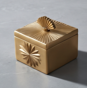 Caja de metal cuadrada dorada al por mayor para frutos secos, contenedor de lujo para dátiles con asa decorativa en forma de abanico, lata de regalo para fiestas y eventos. - Product Image 1
