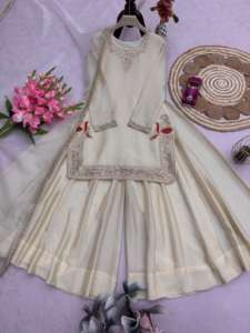 Tenue de fête haut de gamme conçue pour les mariages et les événements culturels – Ensemble palazzo en soie chinon lourde, disponible en gros - Product Image 2