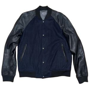 Veste bomber classique en cuir noir et laine bleue, style varsity/baseball/biker, personnalisable avec lettres en chenille, haute qualité, manches raglan longues - Product Image 1