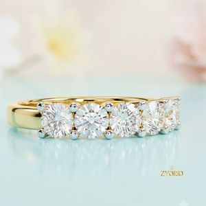 Bague de luxe pour femme avec 5 diamants de laboratoire ronds taille brillant de 1,50 carat, couleur D, bijou élégant pour fiançailles - Product Image 4
