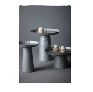 Soporte de metal para tartas con diseño rústico vintage, perfecto para exhibiciones de repostería y elegante de Azora Industries - Product Image 1