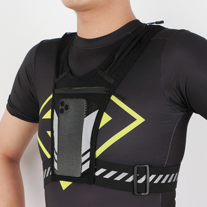 Gilet d'hydratation avec dos en maille, bretelles réglables, construction en nylon imperméable pour la randonnée et les activités de plein air - Product Image 6