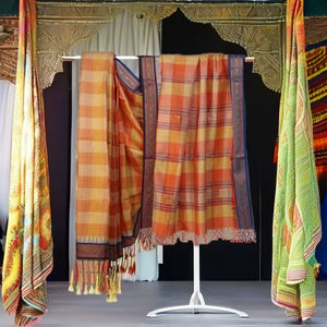 ผ้าไหมคอตตอนลายตารางหลากสี |   ขอบตัดกันแบบคอนทราสต์ |   ชุดประจำชาติอินเดียแบบดั้งเดิม |   งานแต่งงานสไตล์งานรื่นเริงแบบสวมส่าหรี - Product Image 1