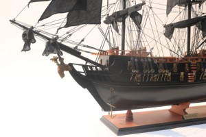 Artículo Más Vendido |   PERLA NEGRA |   Maqueta de Barco Pirata de Madera Hecha a Mano para Decoración Navideña, Colección para Amantes de las Películas - Product Image 3