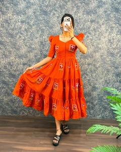 Vestido Midi de Algodón Naranja con Bordado en Capas, Mangas Abullonadas, Cuello Cuadrado, Estilo Bollywood, Ropa para Mujer - Product Image 1