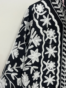 Chaqueta Acolchada de Algodón Negra para Mujer con Bordado Floral Blanco, Ecológica y de Secado Rápido, Estilo Étnico Boho Casual Corta - Product Image 4