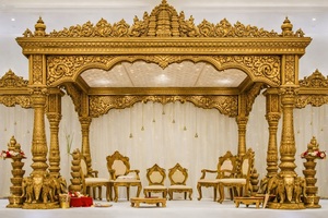 Décoration de mandap de mariage gujarati en intérieur, forme ronde, mandap en fibre personnalisé, mandap de mariage luxueux avec des piliers sculptés - Product Image 5