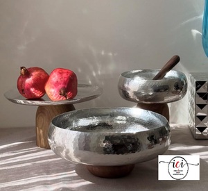 Plateau de service rond en métal poli de luxe moderne avec support en bois, écologique, pour les occasions de mariage - Product Image 3