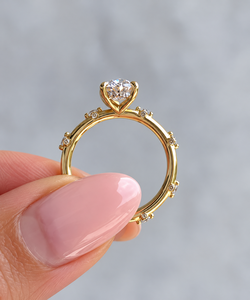 Anillo Clásico de Diamantes con Corte Ovalado Chapado en Oro Amarillo para Mujer con Piedras Laterales, Regalo de Compromiso y Boda - Product Image 2
