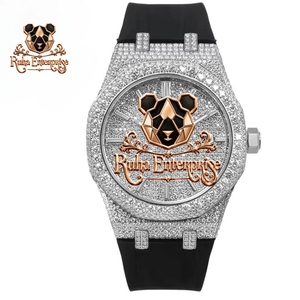 Montre moderne à bracelet en caoutchouc avec bracelet texturé, accents décoratifs sur le cadran et boîtier métallique raffiné - Product Image 1