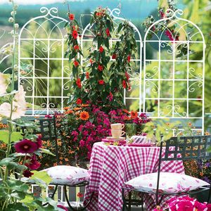 Set di 4 Tralicci da Giardino in Metallo Antiruggine Bianco Crema 220 cm x 50 cm, Supporto per Fiori da Esterno per Piante Rampicanti - Product Image 1